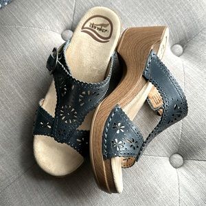 Dansco sandals size 35. I believe this equates to a 5.